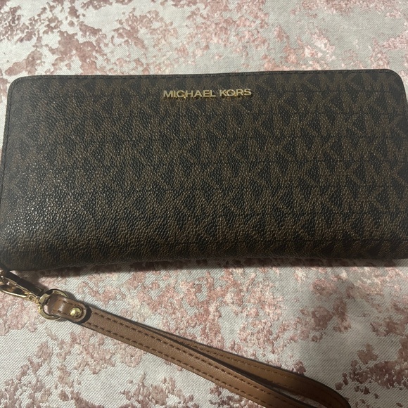 Michael Kors wristlet wallet - Picture 1 of 4